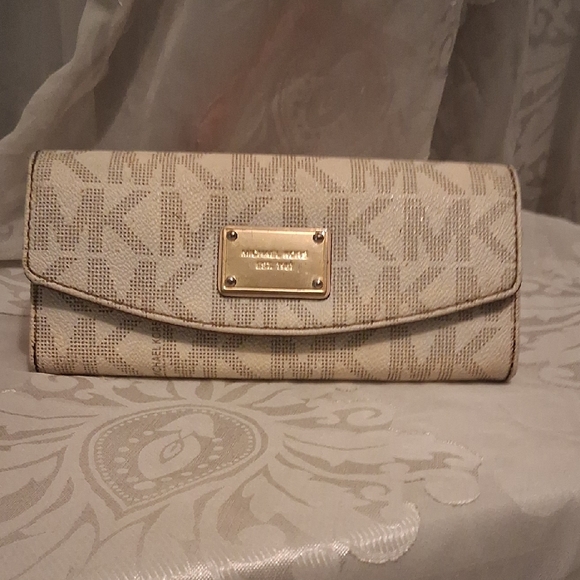Michael Kors Cream Monogram Wallet - Picture 1 of 6